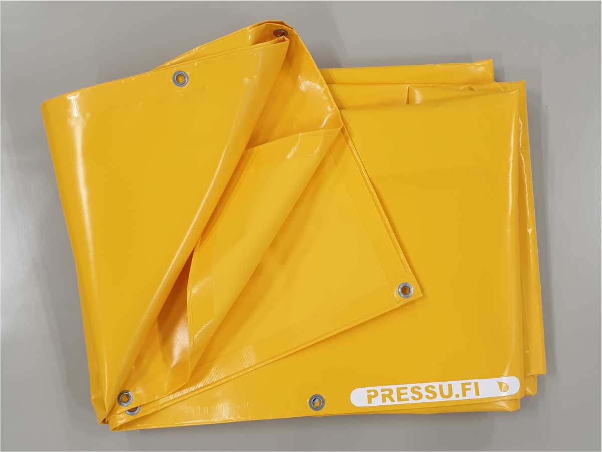 Kuormapeite keltaisesta pressukankaasta, reunat vahvistettu, purjerenkaat 50cm välein, reunassa pieni logo "pressu.fi".